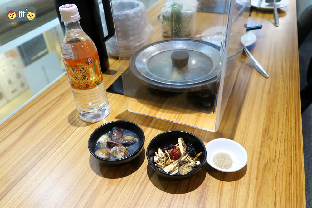 狂一鍋(林口昕境店)幾乎零負評的台式火鍋。台味十足桌邊爆炒噴火秀！