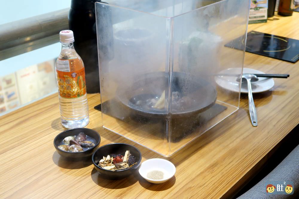 狂一鍋(林口昕境店)幾乎零負評的台式火鍋。台味十足桌邊爆炒噴火秀！