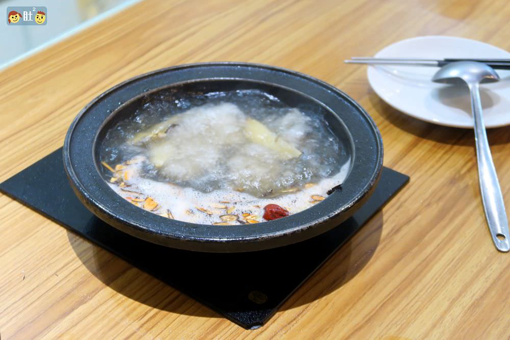 狂一鍋(林口昕境店)幾乎零負評的台式火鍋。台味十足桌邊爆炒噴火秀！