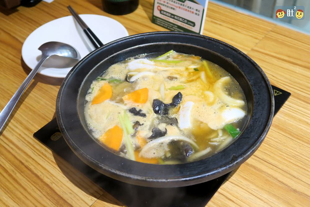 狂一鍋(林口昕境店)幾乎零負評的台式火鍋。台味十足桌邊爆炒噴火秀！