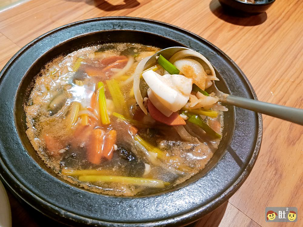 狂一鍋(林口昕境店)幾乎零負評的台式火鍋。台味十足桌邊爆炒噴火秀！