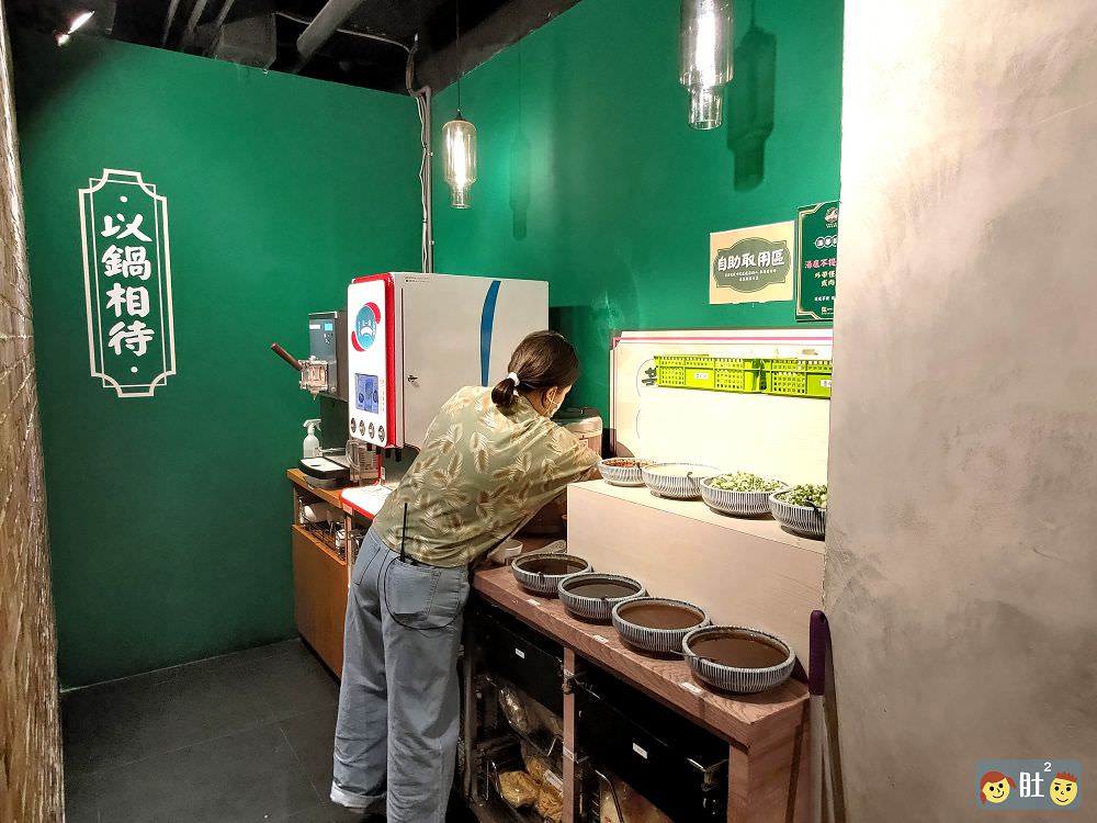 狂一鍋(林口昕境店)幾乎零負評的台式火鍋。台味十足桌邊爆炒噴火秀！
