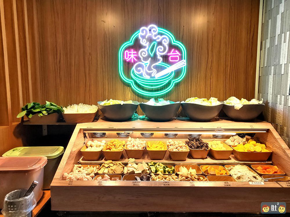 狂一鍋(林口昕境店)幾乎零負評的台式火鍋。台味十足桌邊爆炒噴火秀！