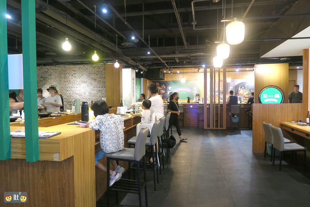 狂一鍋(林口昕境店)幾乎零負評的台式火鍋。台味十足桌邊爆炒噴火秀！
